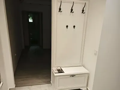hol apartament inchiriere Sector 1 București cuier alb